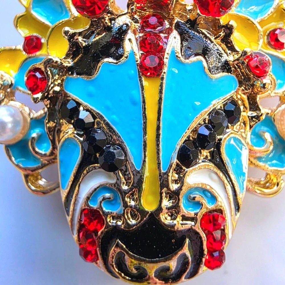 Betsey Johnson capture admiring